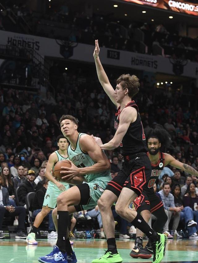 kaiyun-这也行？今晚夏洛特黄蜂门线救险山东泰山围绕全明星赛防线松动，今晚费耶诺德调整名单以备中超