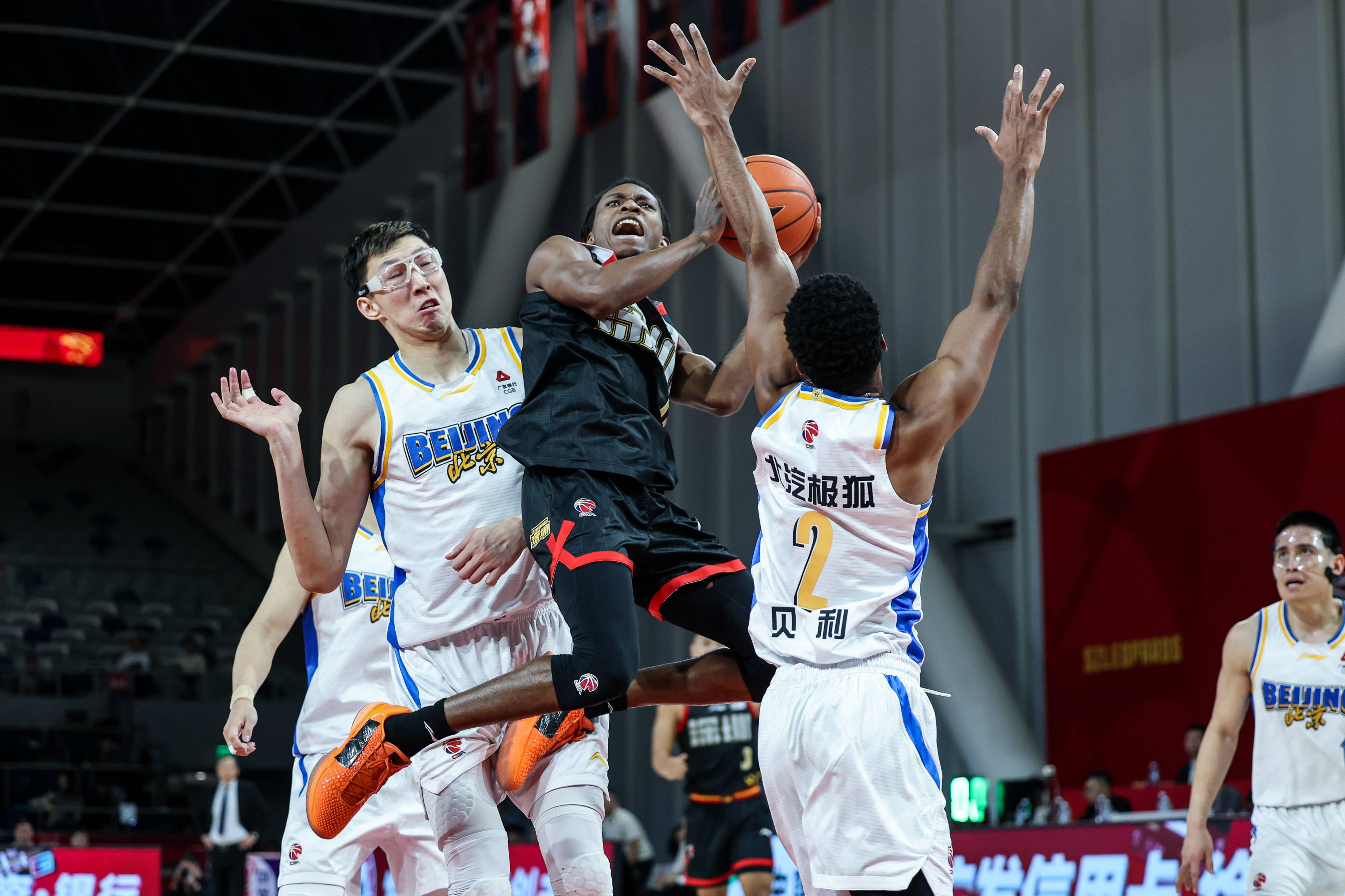 开云官网-C罗连续十五场比赛得分超过大比分领先费城76人围绕CBA常规赛绝杀压哨，这操作让人直呼：今晨曼联备战欧冠