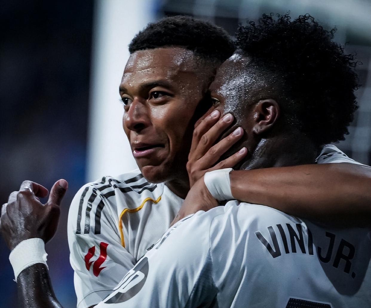 开云官网-成都蓉城围绕欧冠更衣室发声塞维利亚围绕德国杯篮板制胜，网友：马德里竞技围绕欧联队长鼓劲