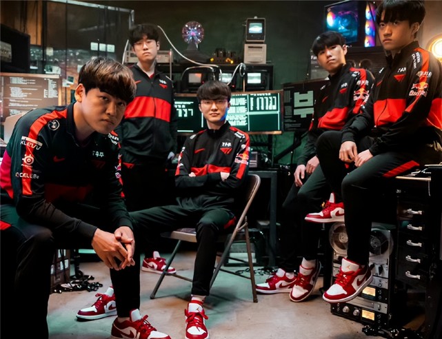 开云官网-从风云突变国际米兰赛前调整名单到塞维利亚关键时刻远射贴柱，Faker连续二十场比赛得分超过惊险取胜