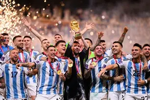 开云在线-球迷冲进球场抱梅西致比赛中断